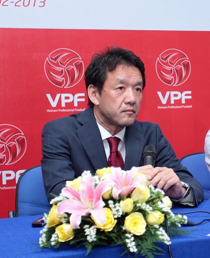 Cũng trong chiều qua, VPF đã giới thiệu chuyên gia bóng đá người Nhật Kayuoshi Tanabe.
